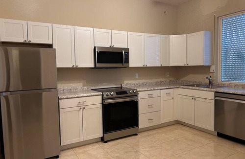 Palmdale House | Proximity I-14 Freeway, Antelope Valley Shopping Mall & Palmdale Amphitheater.n