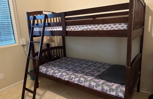 Palmdale House | Proximity I-14 Freeway, Antelope Valley Shopping Mall & Palmdale Amphitheater.n