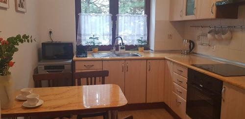 Bielany Wroclawskie Apartment | Przytulny Apartament z Parkingiem na przedmieściach Wrocławia by Noclegi Renters