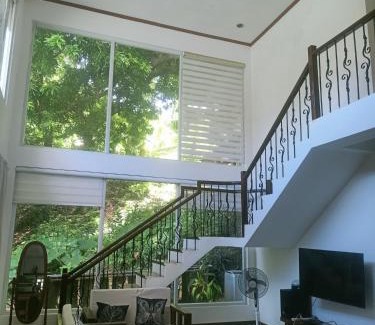 Puerto Galera House | Puerto Galera Hilltop Guesthouse -Tropical Retreat