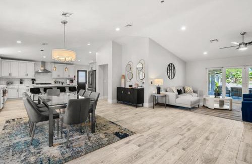 Alhambra House | Pura Vida Home - Chic Villa Saltwater Pool Spa Games
