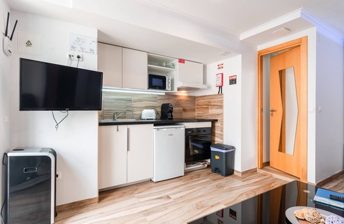 Peniche de Cima Apartment | Purple Studio with shared patio, 200 meters, 3 min by foot Beach of Peniche