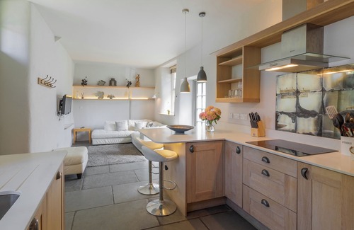 Putsborough House | Putsborough Manor Barn (Sleeps 4 + cot) Tennis Dogs WIFI Jacuzzi BBQ Beach