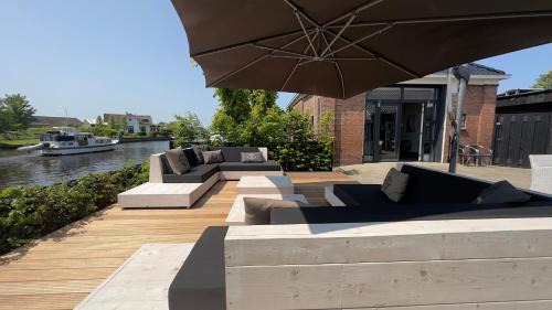 Eastermar Apartment | PUUR Eastermar - monumentaal, authentiek en luxe koetshuis aan open vaarwater met jacuzzi en sauna