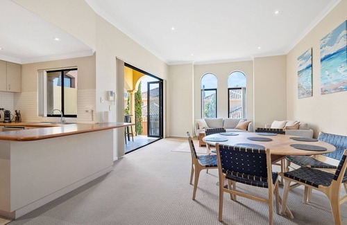 Dawesville House | Pyramids Hideaway – Pool, Beach & Golf Course