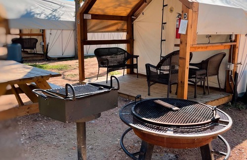 Prairie Lea Cabin | #Q Son's Blue River Camp - Glamping Cabin w/2 Queen Beds
