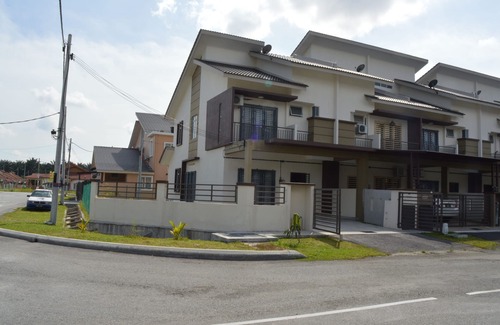 Sepang House | Qairina Homestay Sepang