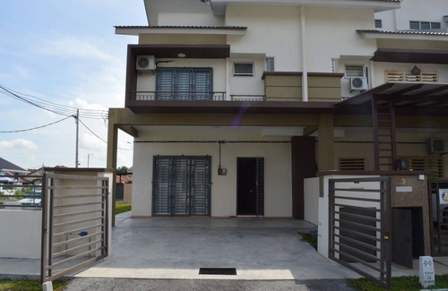Sepang House | Qairina Homestay Sepang