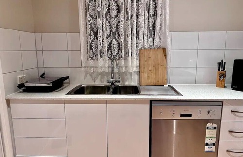 Warwick Cottage | Quaint 2 bedroom fully furnished Cottage