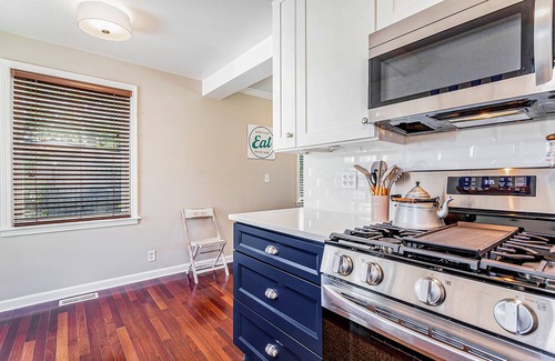 Three Oaks House | Quaint, budget-friendly home walking distance to town with grill - dog-friendly