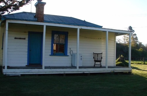 Ngatimoti Cottage | Quaint character cottage on working farmlet, Running Sheep & Beef.