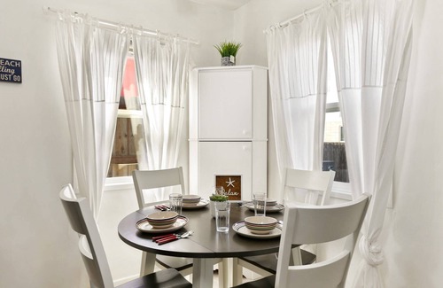 West Newport House | Quaint, Charming, Great Value @ The Beach, 2 Blocks to Sand, BBQ, Pets, Patio in Newport