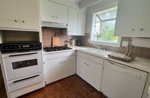 Dartmouth Apartment | Quaint Coastal Cottage in Padanaram