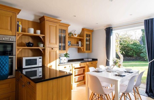 West Wittering House | Quaint Coastal Cottage - 5 mins from Beach