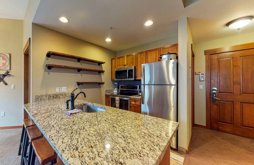 Copper Mountain Village Condo | Quaint condo w/private balcony, shared hot tub & fitness center - Walk to lifts