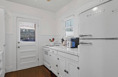 Paluxy Cottage | Quaint cottage on farm near downtown Granbury