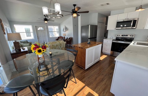 Iona House | Quaint Cottage! Peaceful 2 Bedroom, 1 Bath home with AC in Fort Myers