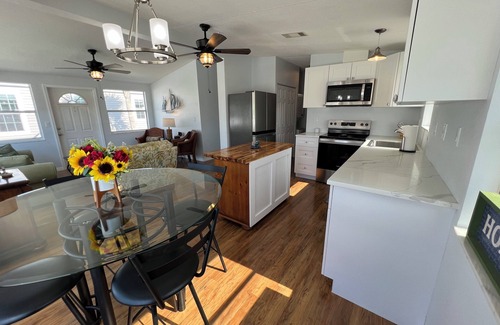 Iona House | Quaint Cottage! Peaceful 2 Bedroom, 1 Bath home with AC in Fort Myers