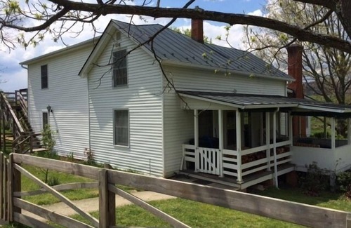 Dublin House | Quaint Country Cottage, Mountain Views, VT/Radford/VA Families Haven!