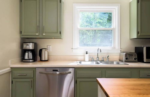 New Paltz House | Quaint & Cozy Cottage | Close To Town Pet Friendly