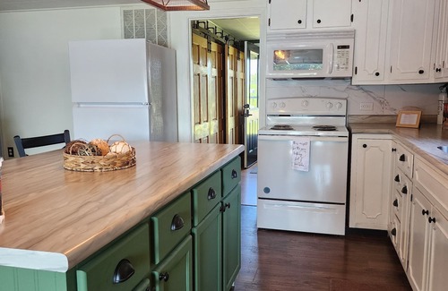 Howe Cottage | Quaint cozy cottage nestled on the quiet shores of Pigeon Lake in Howe