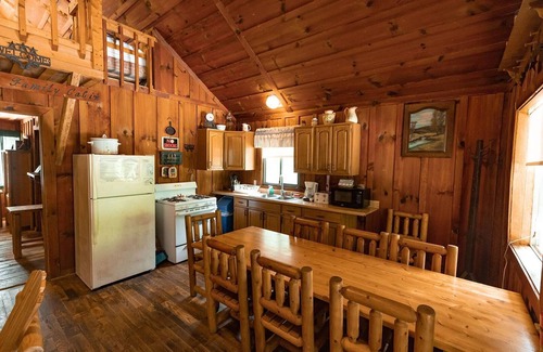 Primrose Cabin | Quaint, cozy vacation cabin with hot tub near Natural Bridge State Park