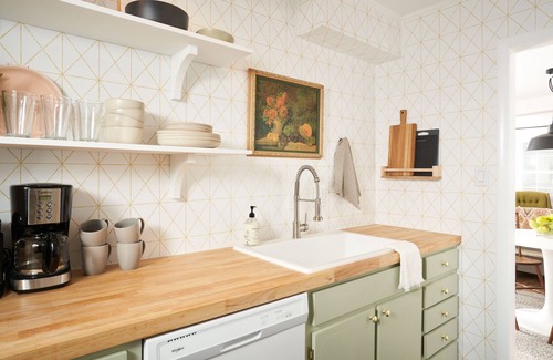Greensboro House | Quaint & Cozy Vintage Modern 2br 1.5ba Townhouse w/Pool in GSO