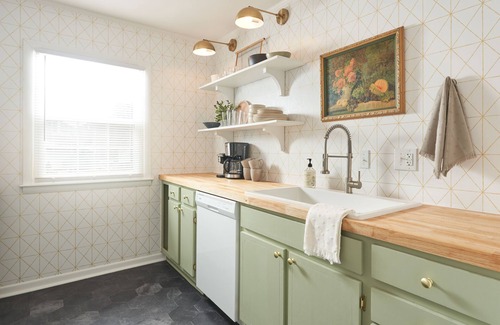 Greensboro House | Quaint & Cozy Vintage Modern 2br 1.5ba Townhouse w/Pool in GSO