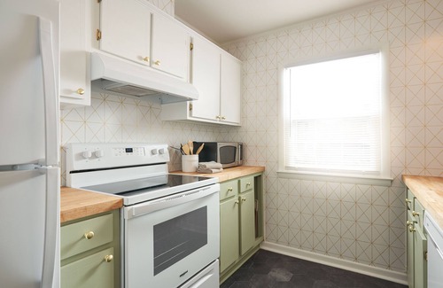 Greensboro House | Quaint & Cozy Vintage Modern 2br 1.5ba Townhouse w/Pool in GSO
