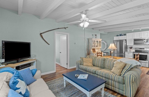 Tranquil Harbour Cottage | Quaint Duplex Cottage - Sleeps 4 - Great Location