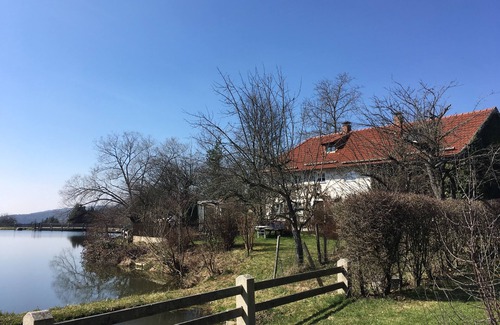 Falkenfels House | Quaint farmhouse in an idyllic location between a knight's castle and bathing pond
