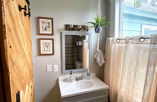 Maupin House | Quaint Historic 1914 Cottage