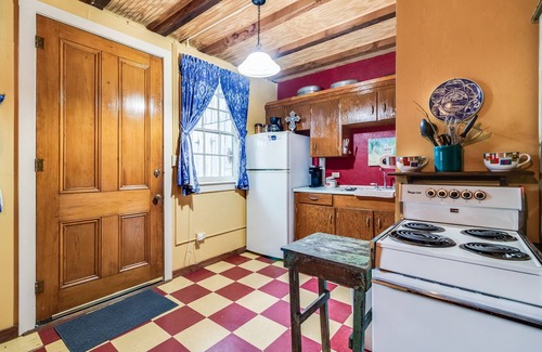 Scott Apartment | Quaint Historical Studio, Courtyard, W/D, King Bed; Minutes From Lafayette