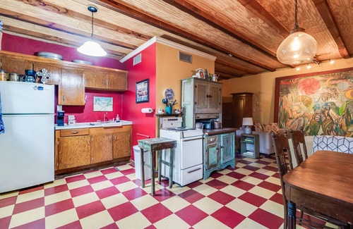 Scott Apartment | Quaint Historical Studio, Courtyard, W/D, King Bed; Minutes From Lafayette