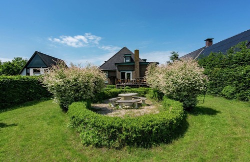 Scherpenzeel House | Quaint Holiday Home in Friesland by the Lake