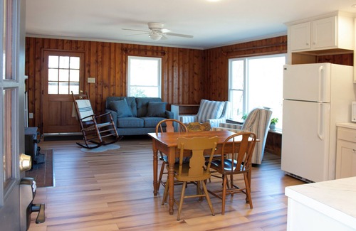 Elliottsburg House | Quaint Knotty Pine - tranquil getaway