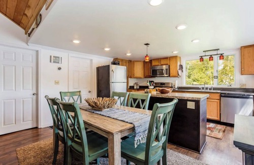 Springfield House | Quaint lakefront; firepit, boat, kayaks, paddleboard, grill, laundry, hammock