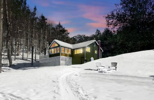 Springfield House | Quaint lakefront; firepit, boat, kayaks, paddleboard, grill, laundry, hammock