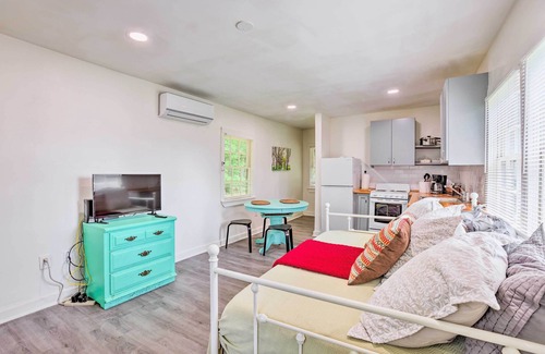 Leeds Apartment | Quaint Leeds Studio w/Yard ~ 18 Mi to Birmingham!