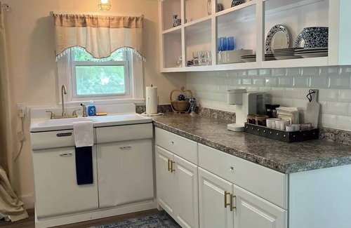 Oakland House | Quaint Little Cottagen