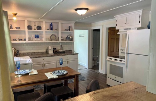 Oakland House | Quaint Little Cottagen