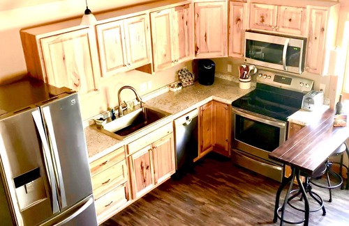 Gardiner Apartment | Quaint loft with spectacular views of the Gallatin Mountains