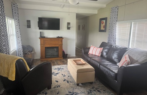 Celina House | Quaint quiet mobile home 2 miles from Holly Creek marina! Just remodeled!