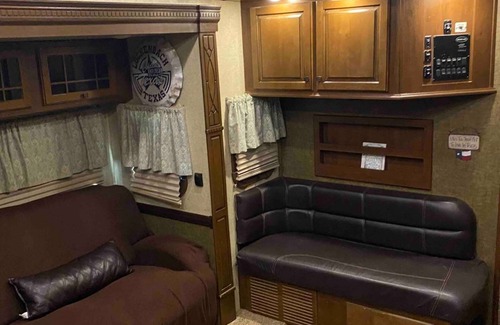 Chalk House | Quaint Woodlands 2 Bedroom Fifth Wheel Camper