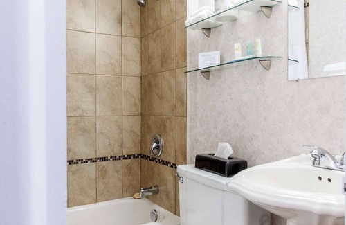 Gander Hotel | Quality Hotel & Suites