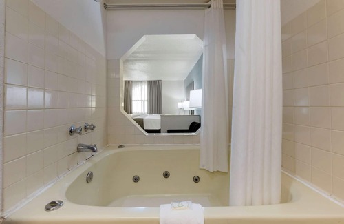 Bedford Hotel | Quality Inn Alexis Rd
