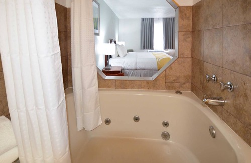 Bedford Hotel | Quality Inn Alexis Rd