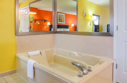 Carthage Hotel | Quality Inn Carthage