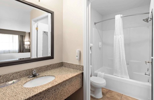 Fayetteville Hotel | Quality Inn Fayetteville near Historic Downtown Square