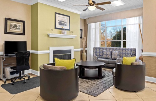 Fayetteville Hotel | Quality Inn Fayetteville near Historic Downtown Square